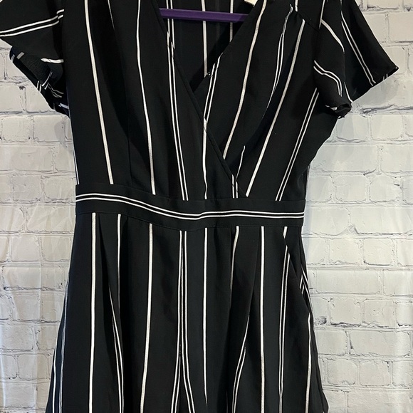 Xhilaration Size Medium Black & White Striped - Picture 13 of 15